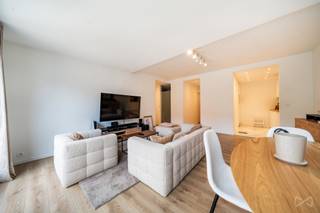 <p>Informatie & bezoeken: anastasia.s@weinvest.be | 02 315 77 22<span></span></p>
<p>Ideaal gelegen in Groot-Bijgaarden, aan de rand van Brussel, biedt We Invest u dit prachtige appartement met twee slaapkamers aan, gelegen in een recente residentie met slechts twee wooneenheden. U geniet er van een rustige woonomgeving met een uitstekende bereikbaarheid. Het openbaar vervoer bevindt zich op wandelafstand, met verschillende bus- en tramlijnen op slechts één straat van de residentie. Ook de belangrijkste invalswegen, het Basilix Shopping Center, tal van winkels, scholen en andere voorzieningen bevinden zich in de onmiddellijke omgeving, wat zorgt voor een optimaal wooncomfort.</p>
<p>Bij het binnenkomen wordt u meteen gecharmeerd door de ruime leefruimtes, de overvloedige lichtinval en de kwalitatieve afwerking. Het appartement beschikt over een ruime en lichtrijke woonkamer, een volledig uitgeruste keuken en twee comfortabele slaapkamers die een aangename woonomgeving bieden. De zorgvuldig gekozen materialen en moderne afwerking zorgen voor een warme en stijlvolle uitstraling. Bovendien sluit een ruim terras naadloos aan op de leefruimte, zodat u optimaal kunt genieten van zonnige dagen.</p>
<p>Ook de buitenruimte is een absolute troef. U beschikt over een aangename privatieve tuin, ideaal om te ontspannen of gezellig samen te zijn met familie en vrienden, evenals een zwembad, een echte meerwaarde die deze eigendom een exclusief karakter geeft. Het geheel biedt een uitzonderlijke woonkwaliteit, waar rust, comfort en de onmiddellijke nabijheid van Brussel perfect samenkomen.<br /><br />Een parkeerplaats en een garagebox vervolledigen deze eigendom en zijn beschikbaar voor een meerprijs van €35.000.</p>
<p>Een unieke opportuniteit voor wie op zoek is naar een recent appartement met hoogwaardige afwerking, in een groene en uitstekend bereikbare omgeving.</p>
<p>Conforme elektrische installatie.</p>
<p>EPC: A – CO₂-uitstoot: 1,17 kg/m²/jaar – Primair energieverbruik: 65 kWh/m²/jaar.</p>
<p>Neem vandaag nog contact met ons op om een bezoek te plannen en ontdek zelf alle troeven van deze uitzonderlijke eigendom.</p>