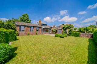 Bent u op zoek naar een ruime woning te koop in Eke met een rustige ligging en een prachtig uitzicht op de omliggende velden? Deze villa op een perceel van 1.097 m² combineert wooncomfort, ruimte en tal van mogelijkheden. De woning werd gebouwd in 1972 en beschikt over een bewoonbare oppervlakte van 183 m².<br /><br />Op het gelijkvloers bevinden zich een lichtrijke leefruimte, keuken, vier volwaardige slaapkamers, een badkamer, een afzonderlijk gastentoilet en een praktische berging met doucheruimte. Hierdoor geniet u van een vlotte toegankelijkheid en optimaal wooncomfort. Op de eerste verdieping vindt u een aparte bureauruimte en een polyvalente ruimte die kan worden ingericht als hobbykamer, speelruimte, fitness of extra slaapkamer. Dankzij de degelijke structuur en functionele indeling vormt deze woning een uitstekende basis voor wie graag moderniseert naar eigen smaak. Daarnaast zijn er een kelder en kruipkelder aanwezig.<br /><br />De eigendom beschikt over zowel een verzorgde voortuin als een ruime achtertuin waar rust en privacy centraal staan. Het open zicht op de omliggende velden vormt daarbij een absolute troef. De veranda, die in 1997 werd bijgebouwd, zorgt voor een aangename verbinding met buiten. Zowel vanuit de veranda als vanuit de keuken heeft u rechtstreeks toegang tot de achtertuin. Verder beschikt de eigendom over een garage met elektrische poort en zonneboiler, een praktisch tuinhuis en een regenwaterinstallatie met vier regenwaterputten van telkens 5.000 liter.<br /><br />Deze eigendom bevindt zich in het groene en rustige Eke, op korte afstand van Gent, Deinze, winkels, scholen, openbaar vervoer en belangrijke invalswegen. Hierdoor geniet u van een ideale combinatie van rust, bereikbaarheid en dagelijkse voorzieningen.<br /><br />Interesse? Contacteer Jamiro van Immo Francois via jamiro@immofrancois.be voor meer informatie of een bezoek ter plaatse.<br /><br />