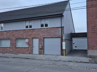 Uiterst verzorgde, recent gebouwde woning van 2015. Vlakbij centrum Roeselare.Enkel mogelijk op afspraak via www.albert.immo, klik op het pand en...