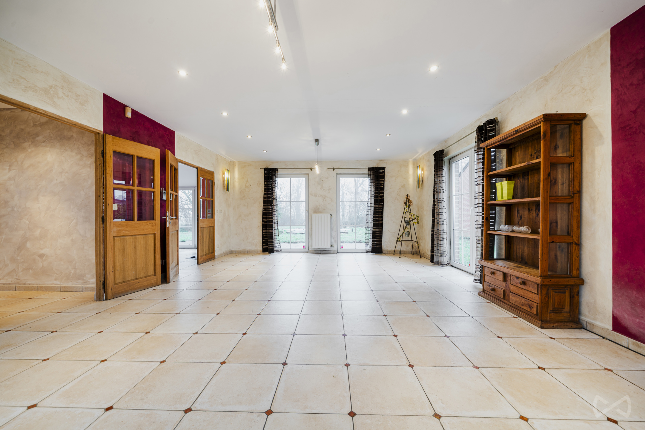 Ruime villa met 5 slaapkamers, kantoor, garage en tuin. - foto 4