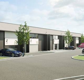 Multifunctionele NIEUWBOUW bedrijfsunit en/of atelier voor een kleine of middelgrote onderneming, gelegen in het KMO-park WILDEBEEK, op de voormalige DEKAPLY-site op de grens van Aalst en Denderleeuw. Dit bedrijvencomplex geniet een uitstekende ligging langs de E40 en is perfect zichtbaar vanop de snelweg. Er is ruimte om te ondernemen in een gebied dat er helemaal op voorzien is.<br />Voor lokale bedrijven is het dan ook de perfecte uitvalsbasis om er zich te vestigen<strong>. Dit betreft UNIT F5 (te verhuren gedeelte = rechterzijde, ca. ±195 m²) INCL. 2 VOORGELEGEN PARKEERPLAATSEN. De afgebeelde magazijnruimte wordt opgesplitst in twee gelijke units. De aangeboden unit betreft de rechterhelft van het geheel en omvat circa 195 m². Deze unit zal worden uitgerust met een lichtkoepel voor extra natuurlijke lichtinval en is voorzien van een sectionaalpoort en polybeton. </strong><br /><strong>OPLEVERING VOORZIEN door ZABRA: juli 2026. Maandelijkse huurprijs 1.480 euro exclusief BTW. Vaste kost gemeenschappelijke kost: 220 euro per maand. Voorschot 100 euro per maand voor elektriciteit en water. TOILET WORDT NOG GEPLAATST OP KOSTEN VAN DE EIGENAAR. </strong>Buiten de stad, maar toch: vlakbij centrum Aalst, centraal op de as Brussel-Gent, op 2,5 km van de oprit van de E40, op 2,3 km van de N45 met verbinding naar Ninove, grens Aalst – Denderleeuw, zichtbaar vanaf de E40, reistijd naar R0 Brussel: 22 min. reistijd naar R4 Gent: 23 min. Meer info of een bezoek? Contacteer stephanie@immodelestre.be of 0474332785.