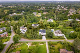 Interesse? Meer informatie op www.SWEVERS.be. - Alliance is een exclusieve hedendaagse villa waar moderne architectuur, hoogwaardige afwerking en optimaal wooncomfort samenkomen. Met een bewoonbare oppervlakte van 456,79 m², vier slaapkamers, een dubbele garage, een ruime kelder, domotica, klimaatregeling, een aangelegde tuin en zwembad biedt deze woning een uitzonderlijke woonbeleving. Gelegen in de prestigieuze Bloemenwijk van Bolderberg maakt Alliance deel uit van een exclusief villapark van slechts vier luxewoningen. De groene, rustige omgeving wordt perfect gecombineerd met een uitstekende bereikbaarheid, waardoor deze villa de ideale keuze is voor wie op zoek is naar exclusief wonen op een absolute toplocatie. Bel ons vandaag nog voor een persoonlijke rondleiding. Wij van Swevers Real Estate helpen je maar al te graag verder. tel. 011 255 155.