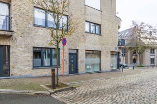 Een recent (bouwjaar 2000) en lichtrijk handels-/kantoorgelijkvloers (110m²).<br />TOP gelegen in het centrum, winkels en op wandelafstand van het station.<br /><br />Gelijkvloers: inkomhal met toilet, wachtzaal, 3 bureau’s, keuken, sanitair blok.<br /><br />Buitenschrijnwerk PVC dubbele beglazing - Individuele recente condensatieketel op aardgas<br />EPC: in aanvraag<br />Vrij bij akte.<br />Nutsvoorzieningen: individuele tellers water, gas en elektriciteit<br />Geen gemeenschappelijk lasten<br /><br />Stedenbouwkundige inlichtingen aangevraagd.