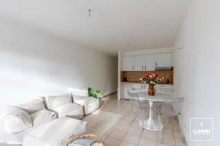Deze charmante studio is gelegen op de tweede verdieping van residentie “Green House”, en op een uitstekende ligging met <strong>zicht op het Delphine Boël-park</strong>, op wandelafstand van het stadscentrum, lokale handelaars, het Citadelpark, het <strong>Sint-Pietersstation</strong> en heeft een goede verbinding naar invalswegen zoals: R4, E40 en de E17.<br /><br />De studio heeft een praktische en aangename indeling: een inkomhal met toegang tot de <strong>vernieuwde badkamer</strong> met toilet, douche en lavabo. Vervolgens komt u in de leefruimte met gerenoveerde open keuken. De grote raampartijen zorgen voor veel lichtinval.<br /><br />TROEVEN: <strong>lichtrijk</strong> – <strong>EPC B</strong> – wandelafstand Sint-Pietersstation en Gent centrum<br /><br />Op zoek naar een stekje in Gent voor uzelf, studerende kinderen of als <strong>investering</strong>? Contacteer Yasmin via een online aanvraag of via yasmin@convas.be (met vermelding van uw telefoonnummer)