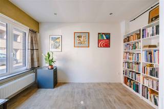 <p><span>Bent u op zoek naar een instapklare en energiezuinige stadswoning met veel lichtinval?<br /><br />Deze woning combineert authentieke elementen met praktische leefruimtes en is dankzij meerdere lichtkoepels bijzonder lichtrijk. De ligging is centraal, nabij winkels, scholen en openbaar vervoer, met een vlotte verbinding naar de E17.</span></p><p><span>Belangrijkste troeven:</span><span><br /></span><span>- EPC-label B<br />- Geïsoleerd en vernieuwd dak<br />- Condenserende cv-ketel (2022)<br />- Gas- en waterleidingen vernieuwd<br />- Enkele muren extra geïsoleerd voor meer comfort en geluid <br />- Digitale thermostaat<br />- Vliegenramen voorzien</span></p><h3><span>Indeling</span></h3><p><span>U betreedt de woning via de inkomhal, die toegang geeft tot de leefruimte en een aparte kamer aan de voorzijde, ideaal als bureau of hobbyruimte. De woonkamer sluit aan op de recente keuken en vormt samen een aangename leefomgeving met veel natuurlijk licht dankzij de aanwezige lichtkoepels. Verder beschikt het gelijkvloers over een grote berging/wasplaats en een functionele badkamer met ligbad, lavabo en toilet.</span></p><p><span>Achteraan bevindt zich de zuidgerichte stadstuin, een aangename buitenruimte om te ontspannen en van de zon te genieten.</span></p><p><span>Op de eerste verdieping vindt u twee volwaardige slaapkamers van ca. 15 m² en 16 m², evenals een apart toilet. Via een vaste trap bereikt u de zolderverdieping (ca. 20 m²). Deze ruimte is ingericht en kan perfect dienst doen als extra slaapkamer, bureau of hobbyruimte.</span></p><p><span>Een ideale stadswoning voor wie ruimte, licht en energiezuinig wonen wil combineren met een centrale en goed bereikbare ligging.</span></p><p><span>Richtprijs: €299.000</span></p>