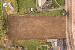 Te renoveren charmante hoeve met véél potentieel, gelegen op een ruim perceel van 2.577 m² in landelijk woongebied. Deze eigendom biedt tal...