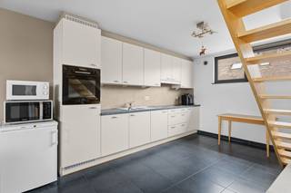 <p>Bent u op zoek naar een modern, instapklaar en energiezuinig appartement? Dit schitterende duplex-appartement aan de Steenstraat biedt de perfecte balans tussen ruimte, privacy en een strategische toplocatie. Dankzij het gunstige EPC-label B (102 kWh/m²/jaar) bent u verzekerd van een toekomstbestendige woning zonder renovatieverplichting en met een minimale energiefactuur. Het pand bevindt zich in een kleinschalige residentie van slechts 6 units, wat zorgt voor rust en lage gemeenschappelijke kosten.</p><p>U komt binnen via de inkomhal met gastentoilet. De royale, lichtrijke leefruimte geniet van een prachtige lichtinval en biedt direct toegang tot het grote, gezellige terras (15 m²). Dankzij de west-oriëntatie geniet u hier in alle privacy van de middag- en avondzon. Aansluitend bevindt zich de functionele keuken met een praktische, aparte berging/wasplaats. De vaste trap brengt u naar de bovenverdieping, waar drie volwaardige slaapkamers en een verzorgde badkamer met ligbad en douche liggen. De elektriciteit is volledig conform gekeurd.</p><p>Als absolute meerwaarde beschikt dit appartement over een eigen privégaragebox (inbegrepen in de prijs). De centrale ligging garandeert een uitstekende mobiliteit: op een boogscheut van de oprit E40 (Gent-Brussel), openbaar vervoer, winkels en scholen.</p>