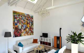 Gelegen op het domein "Keienven" in Wuustwezel, vlakbij de E19, winkels, openbaar vervoer, enz. treft men deze moderne comfortabele "chalet" op een perceel van ca. 170m². De "chalet" is voorzien van een ruime open leefruimte, geïnstalleerde keuken met alle benodigdheden, 3 slaapkamers waarvan er 1 momenteel dienst doet als bureau maar eventueel ook kan omgebouwd naar een dressing, een douchekamer met wasmeubel en douche, een 1ste verdieping/mezzanine met op het verdieping gedeelte 1 ruime slaapkamer en een open leefruimte op het mezzanine gedeelte (mogelijkheid extra/4de slaapkamer), een gastentoilet, ruim terras en 1 buiten parkeerplaats >>> Contacteer ons vandaag nog voor meer info, een bezichtiging en/of een GRATIS vrijblijvende schatting van Uw eigendom! Wij zijn telefonisch 7/7 bereikbaar 03/667 77 95 <<<