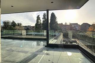 Prachtig nieuwbouwappartement met zeer luxueuze afwerking, 2 slaapkamers, 2 badkamers, ruim terras, kelder en ruime parkeerplaats met laadpaal...