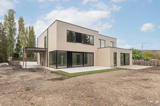 Ontdek deze prachtige halfopen nieuwbouwwoning gelegen op een unieke locatie langs de Dijle, met het Dijlepad dat een vlotte fiets-...