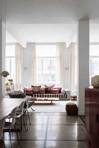 <p>Op slechts een steenworp afstand van het levendige Theaterplein en de Botanique, vind je een oase van licht en stilte.</p>
<p>In het neoclassicistische pand ‘Résidence des Arts’ uit 1873 word je verwelkomd door een prestigieuze marmeren inkomhal, compleet met een trap en lift.<br /><br />Dit stijlvolle appartement van 209m² is gelegen aan de rustige Tabaksvest en biedt een prachtige gevelbreedte van 12 meter, ver weg van de drukte van de Frankrijklei.<br /><br />De ruime leefruimte, voorzien van parket, een authentieke granieten vloer en uitzonderlijk hoge plafonds van bijna 4 meter, straalt warmte en klasse uit. Het aangrenzende, ruime overdekte binnenkamer/terras en het zonnige buitenterras vormen de perfecte plekken voor ontspanning.<br /><br />De masterslaapkamer is uitgerust met een ensuite badkamer. Daarnaast zijn er twee slaapkamers, elk voorzien van een eigen badkamer. Een gezellige bureau biedt uitzicht op het weelderige groen.<br /><br />Dit appartement combineert ruimte en geborgenheid. Het stadsleven is hier sereen en vertrouwd, ideaal om te onthaasten zonder los te laten.<br /><br />Mogelijkheid tot aankoop van een dubbele parkeerplaats in het gebouw zelf, voor €75.000. Tevens is er een kelder van 5,4m² beschikbaar. Het energielabel is B.<br /><br /><strong>Troeven</strong></p>
<p>Centrale locatie</p>
<p>Authentiek historisch gebouw</p>
<p>Mooie lichtinval</p>
<p>Volledig instapklaar</p>
<p>Uniek appartement</p>
<p>3slp en 3 bdkmrs</p>