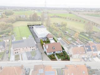 Bent u opzoek naar een moderne woonst met loods, dan bent u aan het juiste adres. Centraal gelegen te Lendelede bevindt zich een moderne villa met...