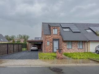 Op het einde van een doodlopende straat huisvest deze rustig gelegen woning met volgende indeling:<br /><br />GELIJKVLOERS:<br />Inkomhal met apart toilet - leefruimte - open en volledig ingerichte keuken - berging/wasruimte.<br /><br />VERDIEP 1:<br />Nachthal - 3 slaapkamers - volledig ingerichte badkamer met toilet, instapdouche en ligbad.<br /><br />TUIN:<br />Ruime oprit met carport - achterliggende tuin met zonneterras en ruime tuinberging.<br /><br />ALGEMEEN:<br />- CV op aardgas, condensatieketel.<br />- Schrijnwerk: PVC, hoogrendementsbeglazing.<br />- Ventilatie: systeem D.<br />- Regenwaterput aanwezig: 7.500l<br />- Elektriciteit: Zonnepanelen aanwezig!<br />- Zeer energiezuinige woning! (E26)<br />- Vrij vanaf 01/02/2027.<br /><br />Meer info op www.vastgoedvanoverschelde.be