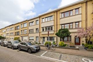 Authentieke art-deco woning met stadstuin
Locatie:
Gelegen in Antwerpen, net ten zuiden van het stadscentrum, bevindt deze woning zich op een vlot bereikbare locatie met winkels, scholen en openbaar vervoer in de directe omgeving.
Indeling:
Achter de charmante art-deco gevel schuilt een ruime woning met een aangename flow. Via de inkomhal komt u in de lichtrijke leefruimte met open keuken, waar grote raampartijen zorgen voor een mooie connectie met buiten. Achteraan geniet u van een aangename stadstuin van ca. 60 m².
Op de eerste verdieping bevindt zich een ruime slaapkamer met ingemaakte kasten, een dressing en een badkamer met douche, lavabo en toilet. De mezzanine biedt extra ruimte die perfect kan dienen als bureau of ontspanningsplek.
De bovenverdieping telt momenteel twee volwaardige slaapkamers, met de mogelijkheid om extra kamers te creëren. Een bijkomend toilet zorgt hier voor extra comfort.
Troeven:
Karaktervolle art-deco gevel
EPC B – energiezuinig
Mogelijkheid tot meerdere slaapkamers
Mezzanine met polyvalente invulling
Stadstuin van ca. 60 m²
Centrale ligging in Antwerpen
Technisch:
EPC label B (194 kWh/m²). Elektriciteit conform. Verwarming op gas met centrale verwarming en dubbele beglazing.
Stedenbouwkundige inlichtingen in aanvraag
Koopt u als enige en eerste woning? Dan geniet u van het verlaagde tarief van 2% verkooprechten.
Voor meer informatie of een gratis waardebepaling?
03/345.88.99.