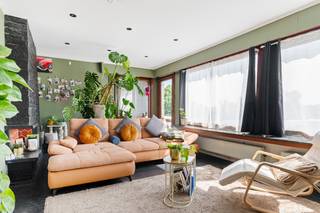 Dit ruim duplexappartement is rustig gelegen in een doodlopend straatje, in het centrum van het gezellige polderdorpje Zandvliet. Winkels, scholen en openbaar vervoer bevinden zich allemaal in de nabije omgeving. U komt het appartement binnen via een centrale inkomhal, die de verschillende ruimtes met elkaar verbindt. Het appartement beschikt over een lichtrijke woonkamer met aansluitend de bijzonder ruime, open keuken. Verder bevindt zich op deze verdieping nog een slaapkamer, gerenoveerde badkamer met inloopdouche, wastafel en toilet en een praktische wasplaats. Op de tweede verdieping van het appartement bevinden zich nog twee slaapkamers, waarvan één momenteel is ingericht als bureau. Hiernaast is er ook nog een zolderruimte aanwezig die naar eigen wens afgewerkt kan worden. Er zijn geen gemeenschappelijke kosten. Het appartement beschikt over een individuele HR-verwarmingsketel, water- en elektriciteitsmeter (bevinden zich in de kelder).