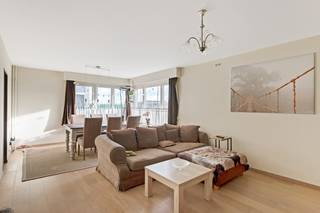 Dit gerenoveerd gelijkvloers appartement is gelegen in de Alfred Oststraat 8 te Borgerhout, in een rustige woonwijk vlak bij winkels, scholen en openbaar vervoer. Dankzij de gunstige ligging geniet u van een vlotte verbinding naar het centrum van Antwerpen en de nabijgelegen invalswegen. Ook parken, sportterreinen en recreatiemogelijkheden bevinden zich op wandelafstand.<br /><br />Bij het betreden van het appartement komt u binnen via de inkomhal met vestiairekast en aansluiting voor wasmachine en droogkast. Vervolgens is er een apart toilet. <br />De ruime leefruimte is afgewerkt met eikenparket en geniet van veel natuurlijke lichtinval. Aansluitend bevindt zich de keuken met enkele spoelbak met verlek, koelkast, oven, dampkap en vaatwasser.<br /><br />Verder beschikt het appartement over twee slaapkamers met een badkamer. De volledig betegelde badkamer is uitgerust met een ligbad met jacuzzi-functie en douchesproeier. Vanuit de tweede slaapkamer is er directe toegang tot het aangename terras.<br /><br />Tenslotte beschikt het appartement over een privatieve kelderruimte en een autostaanplaats dewelke verplicht aan te kopen is voor €8.000, beide gelegen op het ondergrondse niveau.<br /><br />Pluspunten:<br />+ 2 slaapkamers<br />+ Terras<br />+ Ondergrondse autostaanplaats (+ €8.000)<br />+ Kelderberging<br />+ Uitgeruste keuken<br /><br />Interesse? Contacteer ons op info@vbvastgoed.be of via 03 337 50 70.