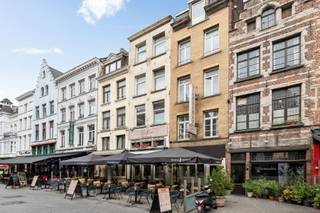 Op een absolute toplocatie, midden in het historische hart van Antwerpen, bevinden zich deze twee handelshuizen aan de Oude Koornmarkt. Tussen...
