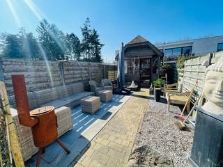 Sint-Andries, supergoede ligging, vlakbij alle winkels, scholen, zwembad, sportfaciliteiten.<br />Uiterst verzorgd INSTAPKLAAR <u>ENERGIEZUINIG</u> woonhuis (totale renovatie 2019) met grote, zonnige <u>ZUIDWEST</u>gerichte aangelegde terrastuin en prachtig ingericht HUISJE achteraan in de tuin, <br />Omvat: voortuin, inkomhal met vestiaire, ruime living, ingerichte gezellige zit- en kookkeuken, moderne badkamer met inloopdouche en apart toilet, veranda, ruime ingerichte bijkeuken met dressingkasten, wasplaats met aansluiting wasmachine en droogkast en bergruimte voor extra frigo's.<br />Prachtig aangelegd ZUID WESTgerichte terrastuin, gans de dag ZON.  Op het einde van de tuin een ontzettend charmant huisje in Franse eik met pelletkachel,<br />Boven 3 slaapkamers, zolderruimte met geïsoleerd dak.<br />Nieuwe pvc ramen (2023) met <u>driedubbe</u>lglas, top kwaliteit met vliegramen en electrische rolluiken. Centrale verwarming op aardgas, airco's( koelen en warmen) ( Daikin) in keuken, veranda en drie slaapkamers , 13 ZONNEPANELEN. Alle daken werden vernieuwd en geïsoleerd.  Een vijfpuntslot voordeur.<br /><br />Een Pareltje!  Juist verhuizen !
