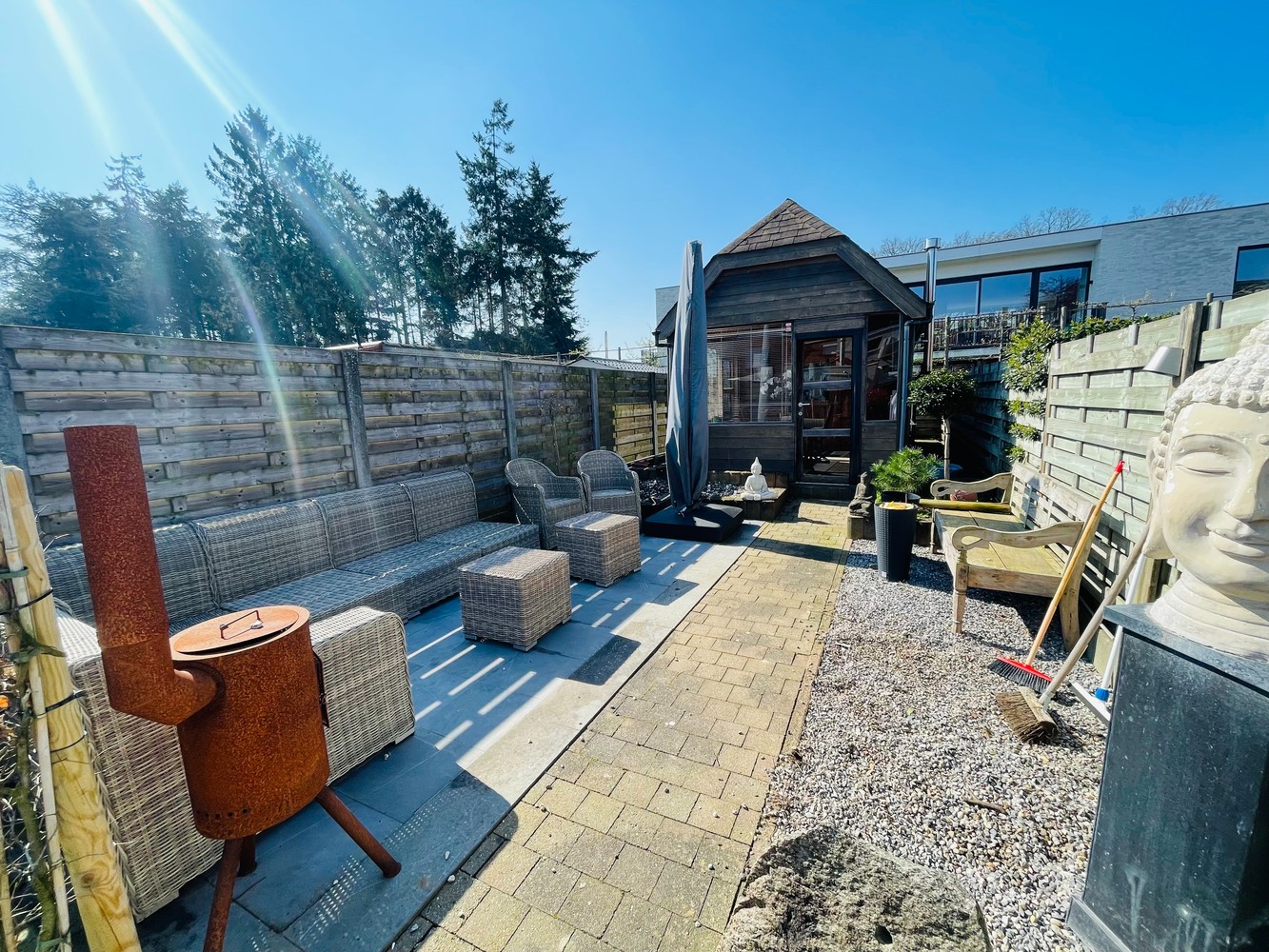 Sint-Andries,Uiterst verzorgd INSTAPKLAAR ENERGIEZUINIG woonhuis ( reno 2019) met grote, zonnige ZUIDWESTgerichte aangelegde terrastuin en prachtig ingericht HUISJE achteraan in de tuin, - foto 3
