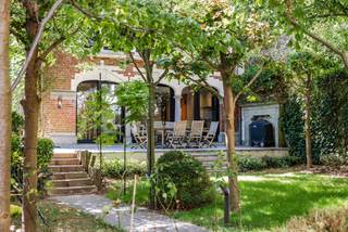 Gelegen nabij de Koningstuin en het Ter Kamerenbos, zal deze charmante en zeldzame achterwoning u betoveren met zijn discrete charme. Genesteld in...