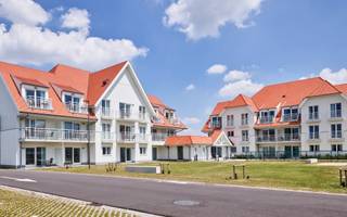 <p>Holiday Suites Nieuwpoort ligt op een absolute toplocatie aan de Belgische kust, waar de moderne jachthaven en de gezellige sfeer van Nieuwpoort samenkomen. De charmante vakantieverblijven in New England-stijl zijn volledig uitgerust, bieden plaats aan 2 tot 5 personen en combineren comfort met tal van faciliteiten voor een aangenaam verblijf.</p>
<p><span>Het domein is bijzonder kindvriendelijk en beschikt over een gezellige binnentuin die het centrale ontmoetingspunt vormt. Gasten kunnen er genieten van een speeltuin, petanquebanen, barbecues en tafeltennis. Daarnaast kunnen ze gebruikmaken van het zwembad en de sauna in het nabijgelegen hotel. De combinatie van ontspanning, comfort en de uitstekende ligging maakt Holiday Suites Nieuwpoort tot een aantrekkelijke vakantiebestemming voor jong en oud.</span></p>
<p><strong><span>Word eigenaar van een opbrengsteigendom in Nieuwpoort</span></strong></p>
<p><span>Investeer in een volledig uitgerust vakantieverblijf op een toplocatie aan de Belgische kust en combineer eigen vakantieplezier met professionele verhuur. Je geniet zelf van je verblijf wanneer het jou uitkomt, terwijl exploitatiepartner Holiday Suites de verhuur volledig voor je verzorgt wanneer je er niet bent.</span></p>
<p><span>Zo breid je je investeringsportefeuille uit met kwalitatief vastgoed in één van de populairste badplaatsen aan onze kust, terwijl je zelf kunt genieten van alles wat Nieuwpoort en de Belgische kust te bieden hebben.</span></p>