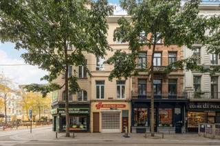 Looking for a property with character and potential? Welcome to 112 National Street, where a building awaits a new future. Totally to renovate, but with the right vision this will grow into a property of exceptional value.Nationalestraat is the connecting axis of the Fashion District, a place where stores, studios, trendy restaurants and culture come together. Living or investing here means: being part of a vibrant neighborhood that lives day and night. Within walking distance you will find the Groenplaats, the Zuid and the trendy Kammenstraat. Moreover, streetcar and bus provide easy mobility, with quick connections to access roads and the station. Why you want to invest here:- Located in the fashion and design district of Antwerp- 229 m² living space with potential for conversion- Excellent location with high rental demand- Ideal for investors or developers who see opportunities in total renovationToday the building is completely to be renovated, but the basic structure offers a lot of freedom. From compact apartments to a stylish townhouse with commercial space on the ground floor - the property lends itself to creative concepts. The high ceilings and classic facade provide radiance, the location security.A blank canvas in premium locationThis is not a property for those just looking for something. This is an opportunity for those with vision, those who want to build profitability and charisma in the heart of Antwerp.Discover this unique investment property and discuss the possibilities via sinjoor.be.