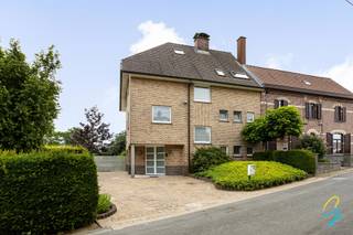 <br />Ontdek deze charmante, instapklare woning op een uitstekende locatie in Zottegem.<br /><br />Deze ruime eigendom bevindt zich op een perceel van maar liefst 2.641 m² en beschikt over een bewoonbare oppervlakte van 330 m². Dankzij de rustige ligging geniet je hier van een ideale combinatie van comfort, ruimte en privacy.<br /><br />Indeling:<br />Bij het betreden van de woning kom je in een ruime inkomhal. Op het gelijkvloers bevinden zich tevens een garage en twee ruime bergingen, ideaal als opslagruimte of hobbyruimte.<br /><br />De eerste verdieping biedt een lichtrijke leefruimte, een volledig uitgeruste keuken, een aparte wasruimte, een gastentoilet en een aangenaam terras waar je in alle rust kan genieten.<br /><br />Op de tweede verdieping bevinden zich drie volwaardige slaapkamers, een badkamer en een apart toilet. Daarnaast beschikt de woning over een zolder die bereikbaar is via een vaste trap. Deze ruimte biedt de mogelijkheid om een vierde slaapkamer of een polyvalente ruimte te creëren.<br /><br />Ook buiten heeft deze eigendom heel wat te bieden. De prachtig aangelegde tuin, met een eigen moestuin en boomgaard, vormt een groene oase waar je optimaal kan genieten van rust en natuur.<br /><br />De woning is bovendien voorzien van alle hedendaagse comfort, waaronder screens en rolluiken aan de achterzijde.<br /><br />Ben je benieuwd naar deze unieke eigendom met haar royale perceel en tal van mogelijkheden? Neem contact op via 0468 15 14 41 of laura.r@cornelis-goeman.be om een bezoek in te plannen.