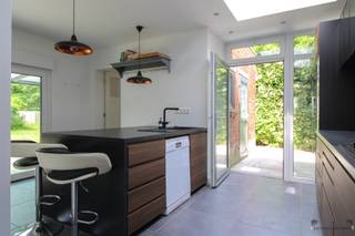Instapklaar vernieuwde woning, centraal gelegen We komen binnen via de inkomhal met apart toilet, woonkamer voorzien van pelletkachel, volledig...