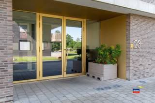 <p><span>HOBOKEN | GROEN ZUID | PRACHTIG NIEUWBOUWAPPARTEMENT MET TWEE SLAAPKAMERS, GROOT TERRAS EN PRIVATIEVE AUTOSTAANPLAATS | GELEGEN OP DE DERDE VERDIEPING VAN VERZORGD GEBOUW MET LIFT | EPC A | </span></p><p><span>Indeling als volgt : inkomhal met apart toilet - 2 slaapkamers - badkamer met wastafel en inloopdouche - woonkamer met open, volledig geïnstalleerde keuken - aansluitend terras van 17m² - aparte berging met aansluiting wasmachine. </span></p><p><span>De maandelijkse kosten bedragen ca. 190 EURO/maand. (syndicus, blokpolis, minuterie,..)</span></p><p><span> </span></p><p><span>Extra troeven :</span></p><ul><li><span>Gemeenschappelijke tuin en fietsenstalling</span></li><li><span>Ruime, privatieve kelderberging</span></li><li><span>Vliegenramen</span></li><li><span>Vloerverwarming</span></li><li><span>Op wandelafstand van het centrum van Hoboken (winkels en openbaar vervoer)</span></li><li><span>Conforme elektrische installatie</span></li></ul><p><span> </span></p>