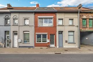 <p>Deze instapklare woning in Willebroek combineert een praktische indeling met twee slaapkamers, een garage en een tuin, waardoor u meteen kan gaan wonen zonder verbouwingswerken. Klein-Willebroek biedt een aangename woonomgeving waar rust, natuur en water centraal staan. Dankzij de charmante dorpssfeer, de nabijheid van de Rupel en de jachthaven geniet u hier van een groene en ontspannende omgeving. Bovendien zorgen de vlotte verbindingen naar Antwerpen & Brussel (A12), alsook Mechelen en St. Niklaas (N16) voor een uitstekende bereikbaarheid, waardoor u rustig kunt wonen met alle belangrijke voorzieningen en steden binnen handbereik.</p><p>Op het gelijkvloers vormen de woonkamer van 30 m² en de lichtrijke keuken van 11,5 m² een aangename leefruimte, terwijl de berging extra opslagruimte biedt voor dagelijkse spullen. Naast de keuken vinden we een praktische badkamer met douche in bad, lavabo en toilet. Boven zorgen twee slaapkamers en een nachthal voor een rustige, overzichtelijke indeling. De zolder van ruim 20 m² is bereikbaar via een vaste trap en geeft u nog bijkomend potentieel voor een extra kamer.</p><p>De tuin en het gezellig terras vormen een buitenruimte waar u tot rust kan komen met zicht op de kerk. De aparte garage biedt niet enkel een veilige parkeerplaats maar ook extra bergruimte. Deze garage is bereikbaar via een privatieve doorgang waarvan u 10% mee eigenaar wordt.</p><p>Met een EPC-label C beschikt deze woning over een energieprestatie die aansluit bij een hedendaags wooncomfort zonder onmiddellijke verplichte renovatie.</p><p>stedenbouwkundige info: <br />Perceel 12342B0077/00W003: Gvg, Wg, Gmo, Vkr, Gvv<br />Perceel 12342B0077/00L004: Gvg, Wg, Gmo, Vkr, Gvv<br />Perceel 12342B0077/00T003: Gvg, Wg, Gmo, Vkr, Gvv<br />Meer info en documenten op www.malines-group.be</p>
