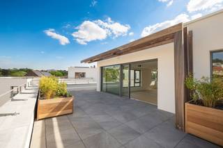 <p><b><u>UKKEL</u></b> – Uitzonderlijke PENTHOUSE van 140 m² met terras van 30 m², gelegen in het prestigieuze project Carré Coghen.</p>
<p>Gelegen tussen het Square Coghen en de Rue du Doyenné, op een steenworp afstand van het Parvis Saint-Pierre, combineert deze bovenste verdieping een vrij uitzicht, hoogwaardig comfort en modernistische architectuur. Het is ontworpen door het bureau Pierre Blondel Architectes en is een eerbetoon aan de modernistische architectuur van het Square Coghen.</p>
<p>Dit zeldzame pand bestaat uit een ruime, lichte woonkamer met een superuitgeruste open keuken die rechtstreeks uitkomt op het terras, een wasruimte, een slaapkamer met aangrenzende doucheruimte en een master suite met badkamer.</p>
<p>Premium afwerking en hoge energieprestaties: vloerverwarming, warmtepomp, dubbele ventilatie, geschatte EPC A.</p>
<p>Dit project met een eigentijds design, geïnspireerd op de art-decostijl van Ukkel, biedt ook een prachtige aangelegde en beveiligde binnentuin.</p>
<p>De verkoop gebeurt onder het btw-stelsel met mogelijkheid tot een verlaagd tarief van 6% onder bepaalde voorwaarden.</p>
<p>Neem vandaag nog contact met ons op voor een bezichtiging en om het project te ontdekken. De afmetingen zijn indicatief.</p>