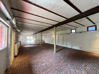 Le bureau situé à Biesboslaan 7 à Merchtem offre une opportunité unique pour les entrepreneurs à la recherche d'un espace de travail de caractère. Cette ancienne ferme a été divisée en 12 lots dont le dernier est encore disponible. L'espace charmant a une superficie de 340m² avec une hauteur libre de 3m, offrant de nombreuses possibilités d'aménagements créatifs et d'ameublement.<br /><br />Le charme historique de la ferme, combiné à un environnement verdoyant et spacieux, crée un environnement de travail inspirant pour une journée de travail agréable.<br /><br />Ce bureau est idéal pour les entreprises à la recherche d'un lieu de travail unique et authentique. N'hésitez pas à nous contacter pour plus d'informations.