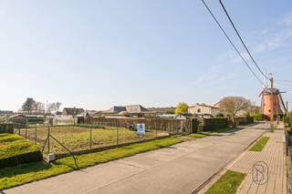 Ruim perceel bouwgrond van 756m² te koop in het charmante Outrijve, voor open bebouwing.<br /><br />Gelegen in een rustige en landelijke omgeving biedt dit perceel tal van mogelijkheden voor het realiseren van uw droomwoning op maat, met voldoende ruimte voor een mooie tuin en groene omgeving.<br /><br />Een extra troef is de nabijheid van de beschermde erfgoedsite, de Tombeelmolen, die zorgt voor een authentiek en karaktervol kader in de buurt.<br /><br />De afgebeelde woning is een AI-gegenereerde visualisatie en niet bindend.<br />Meer info of plan je bezoek: wim@immobeguin.be<br />Te koop via Immo Beguin, uw vastgoedexpert sinds 2009, met kantoren in Ronse, Waregem, Kortrijk, Deinze, Doornik en Lessen.