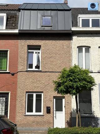 <p><span>ZEER LEUKE GERENOVEERDE WONING MET 4 KAMERS</span></p><p><span>Richtprijs 225.000 euro</span></p><p><span> </span></p><p><span>Zeer leuke gerenoveerde woning in centrum Geraardsbergen met 4 kamers en stadstuintje.</span></p><p><span>Op de gelijkvloerseverdieping is er een slaapkamer/bureel, living met openkeuken en toilet.</span></p><p><span>Op de 1ste verdieping is er 1 kamer en een prachtige badkamer.</span></p><p><span>Op de 2de verdieping zijn er nog 2 kamers waarvan 1 met een mezzanine ( super voor de kinderen).</span></p><p><span>TROEVEN : - Zeer gunstig Epc B attest.</span></p><p><span>                      - Elektrische keuring is conform AREI.</span></p><p><span>                      - Warmtepomp.</span></p><p><span>                      - Hoofddak vernieuwd.</span></p><p><span>TOPPER!!!</span></p><p><span> </span></p><p><span>Voor meer info of bezoek bel 0475/51.40.73 of mail naar sven@svena.be</span></p><p><span> </span></p><p><span>Deze gegevens zijn louter informatief en wij kunnen niet aansprakelijk gesteld worden voor eventuele onjuistheden. </span></p><p><span>De bewoonbare oppervlakte is slechts indicatief.</span></p><p><span> </span></p>