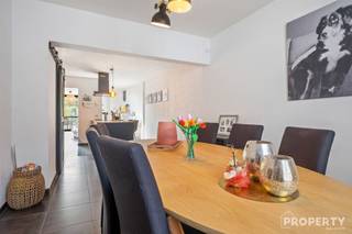 Ontdek deze charmante woning te koop in Stasegem, ideaal voor wie op zoek is naar comfort, ruimte en een aangename woonomgeving. Deze eigendom combineert een praktische indeling met een lichtrijke sfeer en een mooie buitenruimte.De woning is gelegen in een rustige en vlot bereikbare buurt in Stasegem, met winkels, scholen en verbindingswegen in de nabije omgeving. Dit maakt het de perfecte uitvalsbasis voor gezinnen of koppels die centraal willen wonen met alle voorzieningen binnen handbereik.Bij het betreden van de woning komt u binnen in de inkomhal, die toegang biedt tot de lichtrijke leefruimte. Aansluitend bevindt zich een open keuken, volledig uitgerust en voorzien van alle nodige comfort. Achteraan geniet u van een zeer ruime tuin, ideaal om te ontspannen of te genieten van het buitenleven. Op de verdieping bevinden zich drie volwaardige slaapkamers en een badkamer uitgerust met zowel een ligbad als een douche.Voor meer info of bezoek? Bel 056 96 08 00