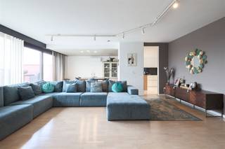 <p><span>Ontdek deze prachtige penthouse met panoramisch uitzicht in Hoboken. </span></p><p><span>De lift brengt u tot aan de voordeur van uw appartement, met een bewoonbare oppervlakte van circa 121 m² biedt dit lichte en ruime appartement 3 slaapkamers, een luxueuze badkamer en een uitnodigende open leefruimte die indruk maakt op wie houdt van comfort en stijl.</span></p><p><span> </span></p><p><span>De living vormt het hart van de woning: een grote, lichtrijke woonkamer, aangrenzend aan een eetruimte en een hypermoderne witte keuken met zwarte, granieten werkbladen en een praktisch eiland. De grote raampartijen brengen daglicht binnen en geven rechtstreeks toegang tot een uitgestrekt terras waar u volop van de buitenlucht kunt genieten en gasten kunt ontvangen.</span></p><p><span> </span></p><p><span>Dit appartement telt drie volwaardige slaapkamers, ontworpen voor rust en privacy. De slaapkamers beschikken over voldoende opbergruimte en een warme, hedendaagse afwerking. Een ruime, luxe badkamer is ingericht met dubbele wastafels, een inloopdouche en een vrijstaand badgedeelte; er is ook een apart toilet aanwezig voor extra comfort. In de aparte wasruimte vindt u bovendien plaats voor wasmachine en droogkast.</span></p><p><span> </span></p><p><span>Het interieur combineert strakke witte kasten met warme houten elementen en marmeren accenten, wat een tijdloze, elegante sfeer creëert, is voorzien van airconditioning in twee kamers en heeft diverse praktische bergingsmogelijkheden. De vloeropbouw en afwerking geven het geheel een hoogwaardige uitstraling die direct aantrekt.</span></p><p><span> </span></p><p><span>Het appartement beschikt ook over een grote buitenruimte die een panoramisch uitzicht biedt op de omgeving. De ligging in Hoboken is ideaal: nabij voorzieningen, winkels en openbaar vervoer, waardoor dagelijkse comfort hand in hand gaat met een vlotte bereikbaarheid naar de nabijgelegen steden. Op korte afstand vindt u onder meer een apotheek en diverse winkels, wat het wonen hier extra aangenaam maakt.</span></p><p><span> </span></p><p><span>Graag som ik voor u de troeven van dit appartement op: </span></p><p><span>- Open living met eetgedeelte en moderne, ruime keuken</span></p><p><span>- Groot buitenterras met panoramisch uitzicht</span></p><p><span>- Luxe badkamer met dubbele wastafels, inloopdouche en bad</span></p><p><span>- Drie slaapkamers,Wasruimte/berging</span></p><p><span>- Garage bij aan te kopen aan 25.000 euro</span></p><p><span> </span></p><p><span>EPC 234 kWh/m² jaar - label C</span></p><p><span>P-score (perceelscore): A</span></p><p><span>G-score (gebouwscore):</span><span> A</span></p><p><span> </span></p><p><span>Voor een bezoek ter plaatse kan u ons contacteren op het nummer 03 449 42 41 of mail ons via hallo@habicom.be.</span></p><p><span>Wenst u de waarde van uw woning te kennen ? Contacteer vrijblijvend onze habicom expert in uw buurt</span></p><p><span> </span></p>