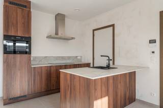 Ontdek het nieuwe, bruisende woonproject, Geel Station Villa Spoorbloem, pal in het levendige centrum van Geel! Met 38 moderne wooneenheden, variërend van studio's tot 1-, 2- en 3-slaapkamer appartementen, bieden wij een divers aanbod voor een breed publiek. Duurzaamheid staat centraal in dit nieuwe project, zonder te moeten inboeten aan comfort. Alle woningen zijn uitgerust met zonnepanelen, vloerverwarming en individuele geothermische warmtepomp. Een e-peil van 20 of lager wordt gegarandeerd. <br /><br />De ideale uitvalsbasis voor wie mobiliteit belangrijk vindt, Geel Station is gunstig gelegen in het hart van het centrum, op enkele minuten stappen van winkelstraten en het station. Voorzien van ruime terrassen en gelijkvloerse tuintjes, bieden onze appartementen een unieke leefomgeving. Bovendien creëren we een oase van rust met een collectieve daktuin, perfect om te ontspannen, te genieten en buren te ontmoeten.<br /><br />Stap de deur uit en betreed een wereld van winkels, cultuur, sport en andere voorzieningen, allemaal op wandelafstand. Pendelaars zullen blij zijn met de vlotte verbindingen naar Antwerpen, Brussel, Lier, Mechelen, Leuven en Hasselt via trein en bus, terwijl de fiets-o-strade voor de deur zorgt voor een veilige, vlotte en snelle verbinding voor niet gemotoriseerd verkeer richting Mol en Herentals. We nodigen je uit om deel uit te maken van dit unieke project en jouw nieuwe thuis te ontdekken in Geel Station Villa Spoorbloem!<br /><br />Meer informatie? Contacteer ons via 014 48 24 78 of check matexi.be/geel-station.