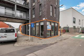 <p>Bent u op zoek naar <strong>een professioneel en onmiddellijk bruikbaar kantoor</strong> op een vlot bereikbare locatie in Aalst? Dan is <strong>deze gelijkvloerse kantoorruimte</strong> precies wat u nodig heeft. <strong>Deze ruime kantoorunit van 125 m²</strong> is volledig instapklaar en biedt een praktische en efficiënte indeling met een grote open werkruimte,<strong> ideaal voor flexibele werkplekken of een inrichting op maat van uw onderneming. </strong>Dankzij de afzonderlijke ingang geniet u bovendien van extra privacy en een professionele uitstraling naar klanten toe. Verder beschikt het pand over een ingerichte keuken, twee praktische bergingen en een apart toilet, wat het dagelijks comfort aanzienlijk verhoogt. Als extra troef zijn <strong>twee staanplaatsen inbegrepen in de verkoopprijs,</strong> wat zorgt voor een vlotte bereikbaarheid en extra gemak voor uzelf en uw bezoekers. Kortom, een veelzijdige en instapklare kantoorruimte op een gunstige locatie in Aalst, perfect voor zelfstandigen, vrije beroepen of ondernemingen die op zoek zijn naar een kwalitatieve werkplek. <strong>EPC-Label: B</strong> - Alarminstallatie - Instapklaar - Privatieve parkingplaatsen (Maatregelenregister en stedenbouw in aanvraag)</p>