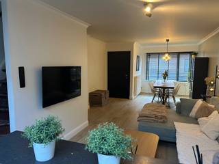 Mooie instapklare stadswoning op toplocatie in centrum Herentals. Gunstig epc, airco(warm/koud) aangelegde tuin met tuinhuis, verwarming op gas. Gangpad naast de woning, ideaal voor vuilnisbakken en fietsen.