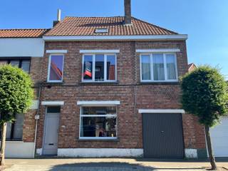 Dit pand is gelegen op wandelafstand van het centrum van Brugge en biedt een vlotte verbinding via de snelwegen én het station van Brugge.De woning...