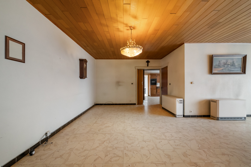 Westrozebeke-centrum. Te renoveren half open bebouwing, uitzonderlijke grote woning met veel bergruimte en garage. Potentieel als woonruimte 165-225m2. Tuin en tuinhuis. - foto 5