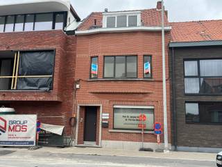 Te koop te Dendermonde! Op te frissen gesloten bebouwing in het centrum van Dendermonde.<br />Woning biedt een zeer stevige en degelijke basisstructuur.<br />Op dichte afstand van scholen, winkels en de markt van Dendermonde bevindt zich deze gesloten bebouwing.<br />Deze woning biedt een inkomhal, wachtruimte en praktijkruimte. Dit kan perfect omgevormd worden naar een ruime living met open keuken en nog plaats voor wasplaats en extra bergruimte. <br />Op de eerste verdieping bevinden zich 2 mooie slaapkamers en badkamer met douche. <br />de tweede verdieping biedt ook nog 2 slaapkamers en douchekamer.<br />de stadstuin is een extra troef.<br />Voor deze woning is de renovatieplicht van toepassing, deze houdt in dat u als koper de woning naar minimaal energielabel D dient te brengen binnen de 5 jaar na aankoop.<br />Graag een bezoek? Contacteer ons : 052 52 80 30 - info@goemanvastgoed.be