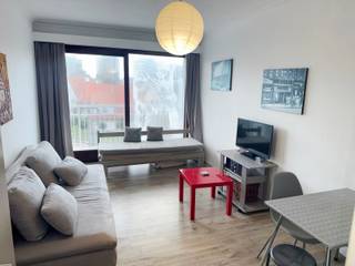 Résidence WANAKA : Au 3ième étage le long de la route du tram avec vue dégagée sur les anciens terrains de tennis et de loin sur la mer, studio meublé, comprenant : un hall d'entrée avec vestiaire, living avec cuisine murale et terrasse et salle de bains avec douche, lavabo et toilette. Cave privée au sous-sol incluse dan sla vente. Chauffage électrique. Résidence avec local à vélos et dont les façades et les terrasses ont été entièrement rénovées en 2024. NB: le double vitrage qui est condensé et que l'on voit sur les foto's va être remplacé.