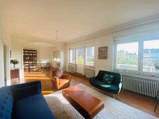 <p><strong>IXELLES, Ideaal gelegen aan de prestigieuze Louizalaan, vlak bij de wijk Châtelain, biedt dit ruime appartement van ±180 m², gelegen op de 7e verdieping, de volgende indeling voor een woongemeenschap: </strong></p>
Slaapkamer 1: ±16 m² (3,6 m x 4,4 m) met eigen doucheruimte (douche, wastafel)<br />Huurprijs: 730 € + 50 € servicekosten<br /><br />Slaapkamer 2: ±20 m² (4,5 m x 4,6 m) met een badkamer die gedeeld wordt met slaapkamer 3 (bad/douche, dubbele wastafel, toilet)<br />Huurprijs: 700 € + 50 € servicekosten<br /><br />Kamer 3: ±9 m² (2,6 m x 3,6 m) met gedeelde badkamer met kamer 2 (bad/douche, dubbele wastafel, toilet)<br />Huurprijs: 670 € + 50 € servicekosten<br />
<p><u>Gemeenschappelijke ruimtes</u></p>
<ul>
<li>Ruime inkomhal met garderobe</li>
<li>Woonkamer en eetkamer van ±44 m² (4 m x 11 m) met terras van ±10 m²</li>
<li>Volledig uitgeruste keuken (oven, kookplaten, afzuigkap, vaatwasser, magnetron, wasmachine)</li>
<li>Slaapgedeelte</li>
<li>Aparte wc met wastafel</li>
<li>Kantoorruimte van ±8 m² (2,4 m x 3,6 m)</li>
</ul>
<p>Geen kelder</p>
<p>EPB: G*.</p>
<p>Afmetingen ter indicatie.</p>
<p>Garage optioneel: 150 €</p>
<p>De kosten omvatten koud water en de gemeenschappelijke ruimtes.</p>
<p></p>
<p>Individuele gasboiler</p>