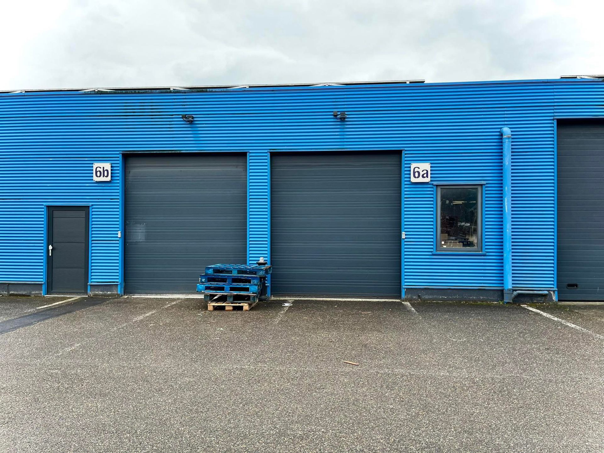 - magazijnruimte 185m²- nabij oprit/afrit E313- voldoende parking- automatische sectionale poort (4 m hoog)