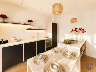 <p><span>Informatie appartement</span></p><p><span>Dit karaktervolle appartement combineert plafonds van meer dan 3 meter met prachtige originele elementen, zoals de gerestaureerde visgraatvloer, moulures en verfijnde houten details. De leefruimte sluit aan op de unieke maatwerkkeuken, waar het ruime kookeiland in mortex en donker hout meteen de aandacht trekt. Dankzij de geïntegreerde tafel is dit de ideale plek om gezellig te koken en te tafelen. De keuken is uitgerust met kwalitatieve toestellen, waaronder een inductiekookplaat met ingebouwde afzuiging, grote koelkast met aparte vriezer, vaatwasser en oven.</span></p><p><span> </span></p><p><span>Verder beschikt het appartement over een ruime inkomhal met vestiairekast, aparte wc, praktische berging met aansluiting voor wasmachine en droogkast, en een stijlvolle badkamer met houten meubel en inloop-regendouche. Achteraan bevinden zich twee volwaardige slaapkamers van ca. 16 m² en 12 m², waarvan één toegang geeft tot het gezellige terras van ca. 18 m² met verlichting, stopcontacten en natuurstenen klinkers.</span></p><p><span> </span></p><p><span>Het appartement werd grondig gerenoveerd met nieuwe elektriciteit en sanitair, nieuw buitenschrijnwerk met dubbel HR-glas en diverse isolatiewerken. Extra troeven zijn de privatieve kelderberging, 4 zonnepanelen, EPC-label A, asbestveilig attest en conforme elektrische keuring.</span></p><p><span> </span></p><p><span>Kijkdagen op 26 en 27 juni. </span><span>Contacteer het kantoor om uw afspraak in te plannen.</span></p><p><span>De geadverteerde prijs betreft een instelprijs. </span></p><p><span>Geïnteresseerde kandidaten kunnen een bod uitbrengen, waarna de verkoper elk bod grondig en weloverwogen zal bekijken.</span></p><p><span> </span></p><p><span>Het kantoor brengt de kandidaten uiterlijk 3 dagen na de kijkdagen op de hoogte van de beslissing of verdere stappen.</span></p><p><span> </span></p><p><span>Indeling</span></p><ul><li><span>Knusse leefruimte met een plafondhoogte van +3m en authentieke elementen waaronder een prachtig gerestaureerde visgraat vloer, moulures en detail afwerking in hout.</span></li><li><span>De unieke keuken met groot kookeiland, afgewerkt in mortex en donker hout, is een echte eyecatcher! Het kookeiland biedt veel opbergruimte en een maatwerk tafel waar je vlot 4 mensen kan laten tafelen. </span></li></ul><p><span>Verder is de keuken voorzien van kwalitatieve toestellen waaronder een inductie kookvuur met ingebouwd afzuigsysteem, grote ijskast met aparte vriezer, vaatwasser en grote oven.</span></p><ul><li><span>Ruime inkomhal met vestiairekast.</span></li><li><span>Aparte WC.</span></li><li><span>Royale slaapkamer van maar liefst 16m², gelegen achteraan het appartement.</span></li><li><span>Praktisch badkamer voorzien van een stijlvol houten badkamermeubel en inloop- regendouche.</span></li><li><span>Slaapkamer 2 ca. 12m² gelegen achter aan het appartement, met toegang tot het terras.</span></li><li><span>Gezellig terras ca. 18m² voorzien van verlichting, stopcontacten en mooie natuursteen klinkers.</span></li><li><span>Grote berging met voorzieningen voor een wasmachine een droogkast.</span></li></ul><p><span> </span></p><p><span>Renovatiewerken</span></p><ul><li><span>Zijgevel isolatie met 12cm EPS.</span></li><li><span>Geluiddempende isolatie in het plafond.</span></li><li><span>Kelderisolatie met 12cm PUR.</span></li><li><span>Voorgevel herstellen en reinigen.</span></li><li><span>Nieuw geplaatst buitenschrijnwerk in PVC dubbel HR-glas.</span></li><li><span>Nieuwe elektrische en sanitaire installaties.</span></li><li><span>Nieuw geplaatste badkamer en keuken.</span></li></ul><p><span> </span></p><p><span>Extra's</span></p><ul><li><span>Privatieve droge, en grote kelderberging inbegrepen in de aankoopprijs.</span></li><li><span>Het appartement is voorzien van 4 zonnepanelen, dewelke een vermogen van 1.425 kWh/jaar opleveren.</span></li><li><span>De huidige verlichting (met uitzondering na het terras) is niet inbegrepen in de verkoopprijs.</span></li></ul><p><span> </span></p><p><span>Algemene informatie</span></p><ul><li><span>Privatieve meter voor elektriciteit, gas en water.</span></li><li><span>Algemene kosten: nog niet vastgesteld.</span></li></ul><ul><li><span>De koper draagt bij in de kosten van de basisakte, €850 incl. btw.</span></li></ul><p><span> </span></p><ul><li><span>EPC: A label!</span></li><li><span>Asbestattest: Asbestveilig!</span></li><li><span>Elektrische keuring: conform AREI!</span></li></ul><p><span> </span></p><p><span>Gebouw</span></p><ul><li><span>Appartementsgebouw bestaande uit een kelder, een gelijkvloers en 3 verdiepingen met telkens een volledig gerenoveerd 2-slpk appartement.</span></li><li><span>Geen lift aanwezig.</span></li><li><span>Videofoon aanwezig.</span></li></ul><p><span> </span></p><p><span>Ligging</span></p><ul><li><span>Centrale ligging in Antwerpen nabij het Centraal-Station.</span></li><li><span>De Rotterdamstraat is een fietsstraat!</span></li><li><span>Velostation aan de overkant van de straat.</span></li><li><span>Verschillende gezellige bars en restaurants in de directe omgeving.</span></li><li><span>MOBISCORE: 9,5/10!</span></li></ul><p><span> </span></p><p><span>* De informatie in deze prospect is ter informatieve titel: de kandidaat-kopers moeten hun eigen zaak maken van het verkrijgen, controleren en interpreteren van deze informatie.</span></p><p><span> </span></p>