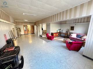 Ruime woning met veel potentieel!Dit voormalige handelspand met woning biedt enorm veel ruimte en mogelijkheden voor grote gezinnen of mensen die op...