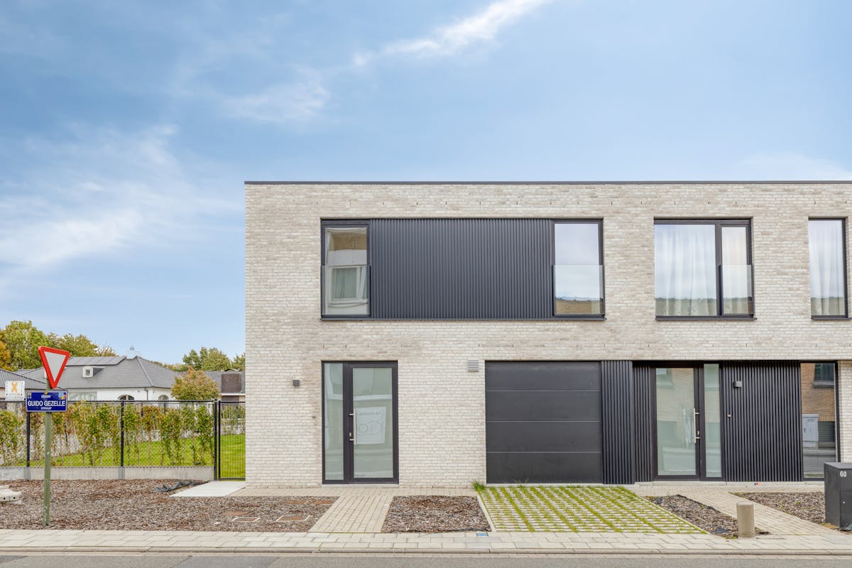 Modern corner house with 3 bedrooms and garden in Izegem - photo 1
