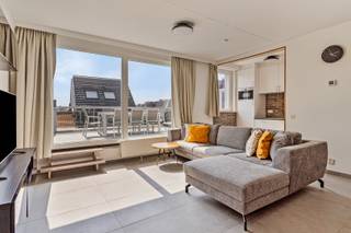 Op slechts enkele passen van de Zeedijk bevindt zich dit zeer ruime gerenoveerde duplex appartement (125m2)/Penthouse, bestaande uit maar liefst...