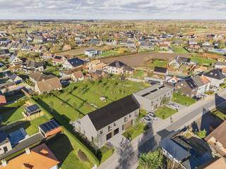 <ul>
	<li>6% BTW regelgeving</li>
	<li>Westgerichte tuinen</li>
	<li>Ruime percelen</li>
	<li>Praktische indeling</li>
	<li>3 tot 4 slaapkamers</li>
	<li>Energiezuinig wonen</li>
</ul>
<br />OMGEVING<br />De Maldegemseweg bevindt zich in een rustige, residentiële buurt van Knesselare, met een vlotte verbinding naar zowel het centrum als de E40 richting Gent en Brugge. Deze locatie is ideaal voor wie rust en natuur zoekt, maar toch waarde hecht aan een goede bereikbaarheid. Knesselare staat bekend om zijn landelijke karakter, met tal van natuurgebieden en wandelroutes in de omgeving, zoals het Drongengoedbos en het Landschapspark Bulskampveld. In de nabije omgeving zijn er winkels, scholen, horecazaken en sportfaciliteiten. Dankzij de uitstekende ontsluiting en de grote vraag naar nieuwbouwwoningen in de regio, is dit een unieke kans voor wie al langer op zoek is naar een woning met deze kwaliteiten.<br /><br />INDELING<br />Er worden drie woningen voorzien met een inpandige garage en drie zonder, wat zorgt voor een extra gevoel van ruimte. Via de inkomhal kom je in een open leefruimte met keuken, eetplaats en zithoek. Op de bovenverdieping bevinden zich, naast een berging en badkamer, drie slaapkamers in de woningen met een plat dak. In de woningen met een zadeldak zijn vier slaapkamers perfect mogelijk, dankzij de vaste trap naar de zolder waar extra kamers gecreëerd kunnen worden. Wat dit project uniek maakt, zijn de bijzonder ruime tuinpercelen.<br /><br />E-PEIL<br />Met een warmtepomp, vloerverwarming en een E-peil van 30 zijn deze BEN-woningen volledig klaar voor de toekomst: energiezuinig, duurzaam en comfortabel.<br /><br />WONING OP MAAT | JOUW WONING, JOUW STIJL<br />Maak van deze woning jouw droomhuis op maat! Voeg je eigen smaak en persoonlijkheid toe en kies zelf de keuken, vloer en badkamer van jouw instapklare woning. Een eigen stek op maat van jouw wensen en stijl. Jij kiest, Potrell voert uit. Zo makkelijk is het!